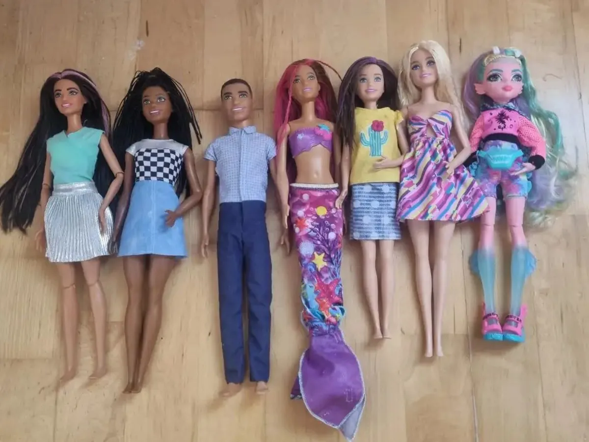 Barbie Dolls and clothes - Image 2