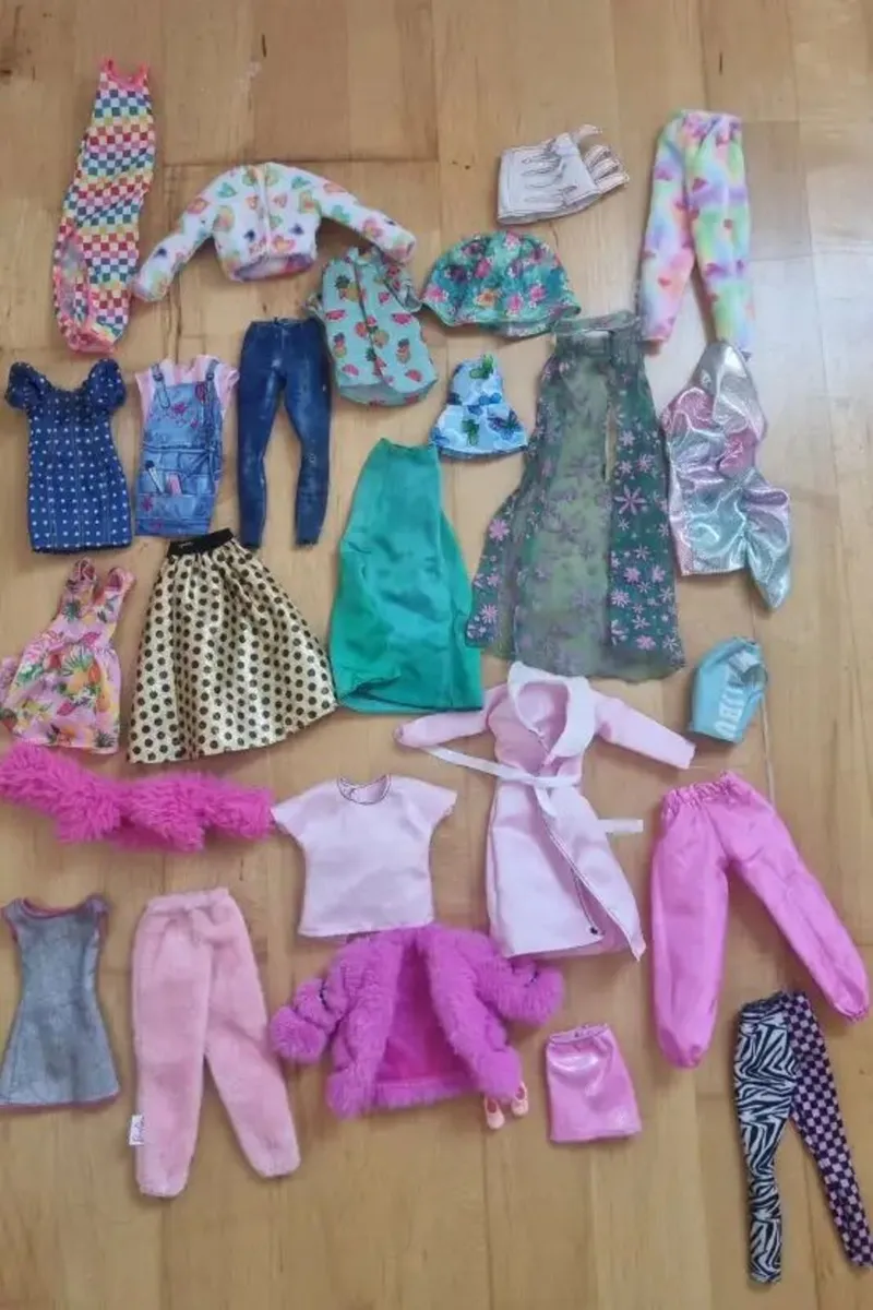Barbie Dolls and clothes - Image 4