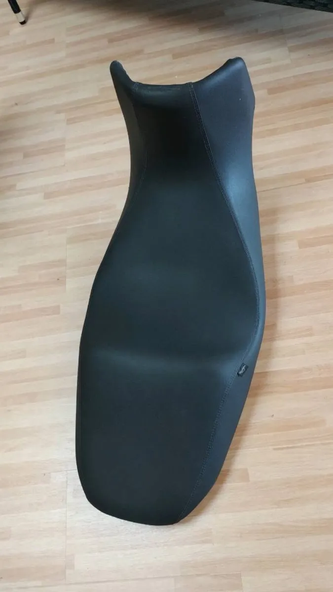 Triumph 1050 seat and tank harness and tank bag. - Image 1