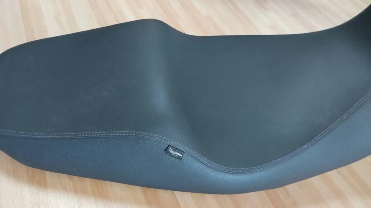 Triumph 1050 seat and tank harness and tank bag. - Image 2