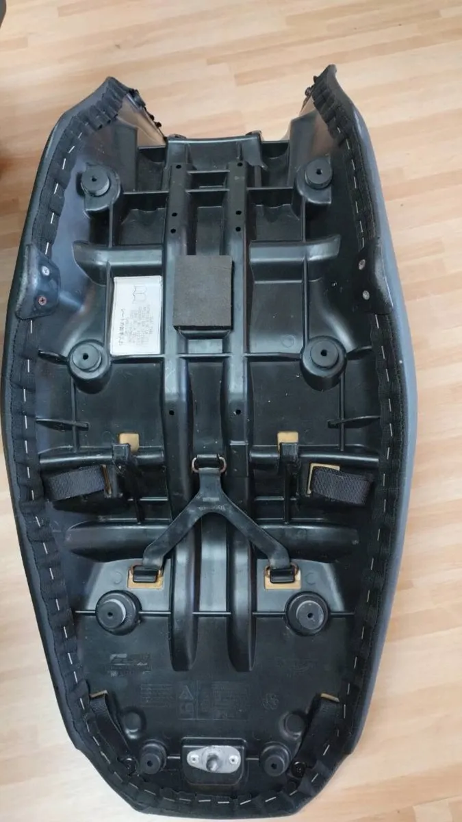 Triumph 1050 seat and tank harness and tank bag. - Image 3
