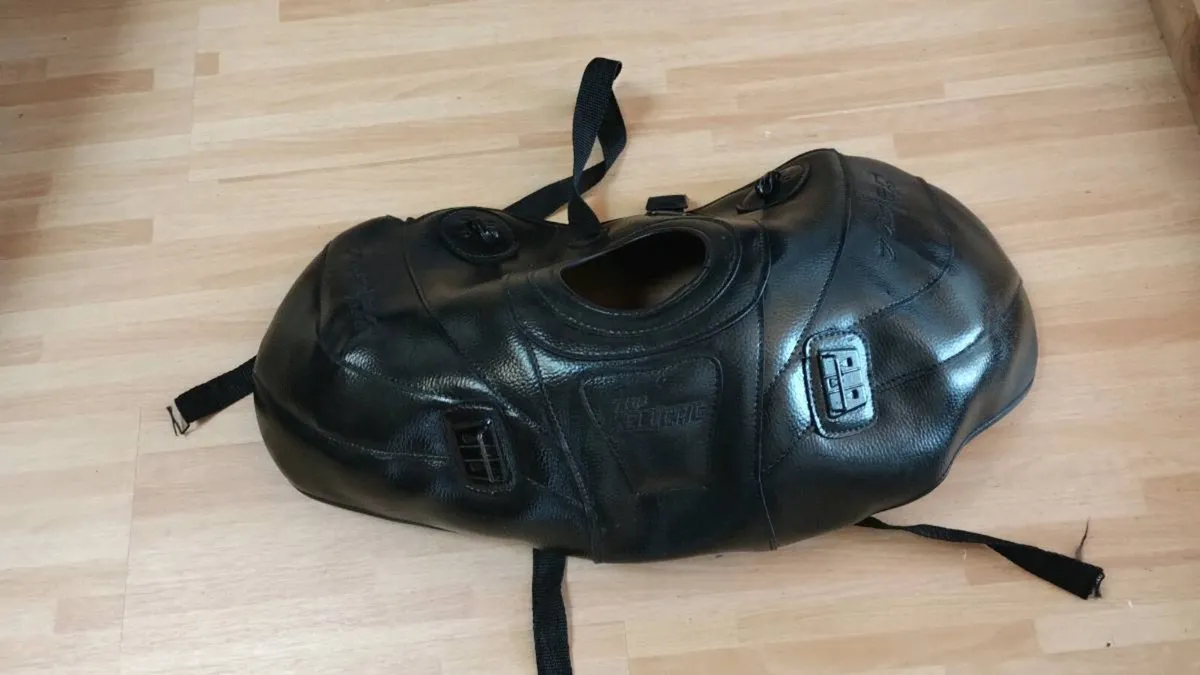 Triumph 1050 seat and tank harness and tank bag. - Image 4