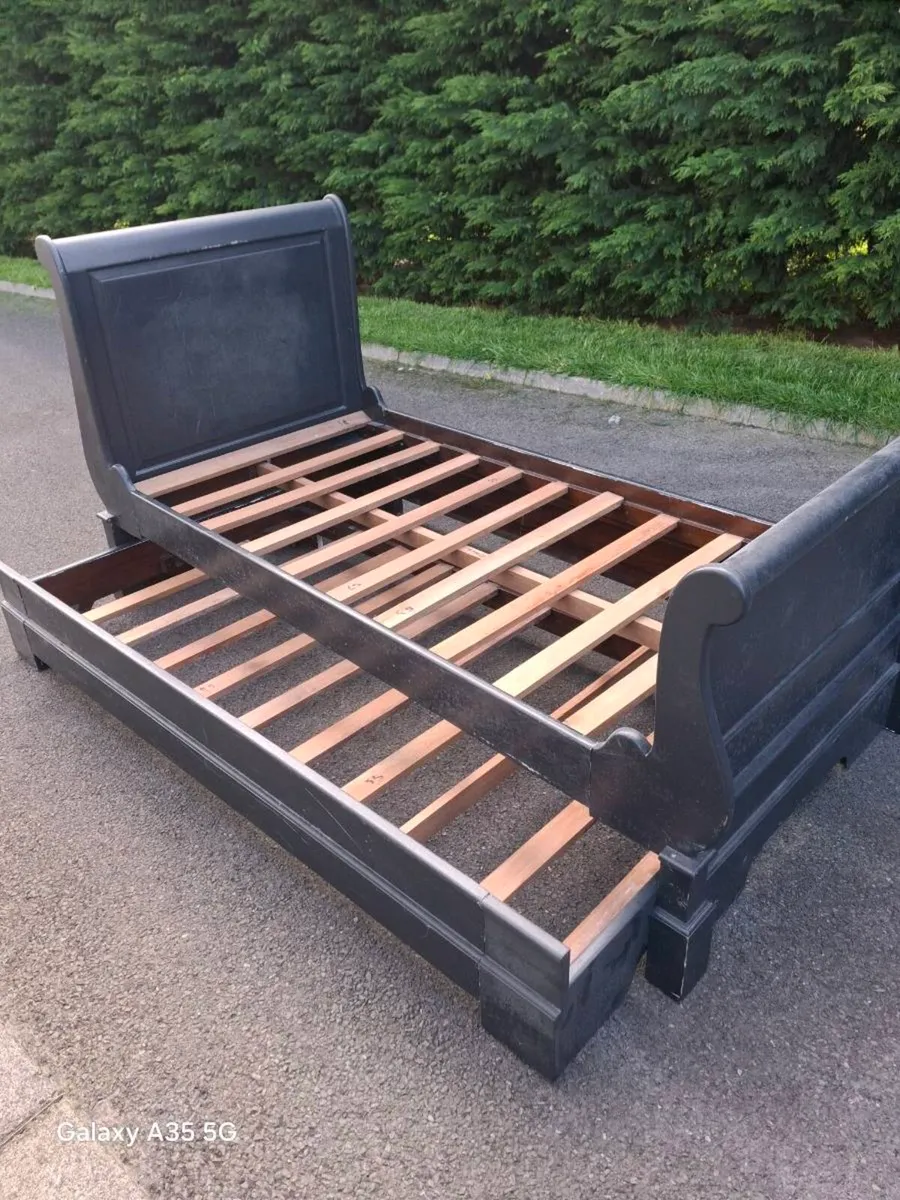 Sleigh bed - Image 1