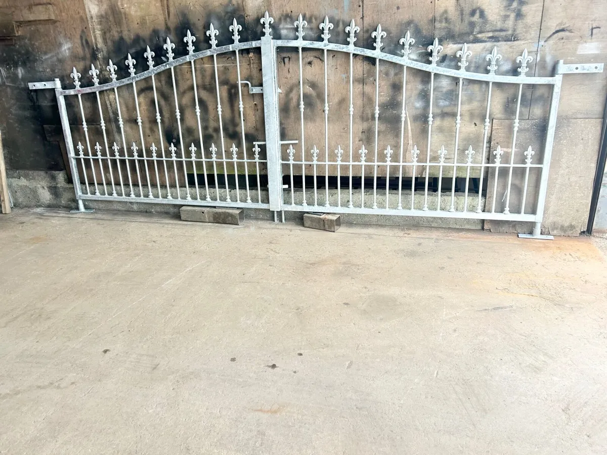 ENTRANCE GATES - Image 1