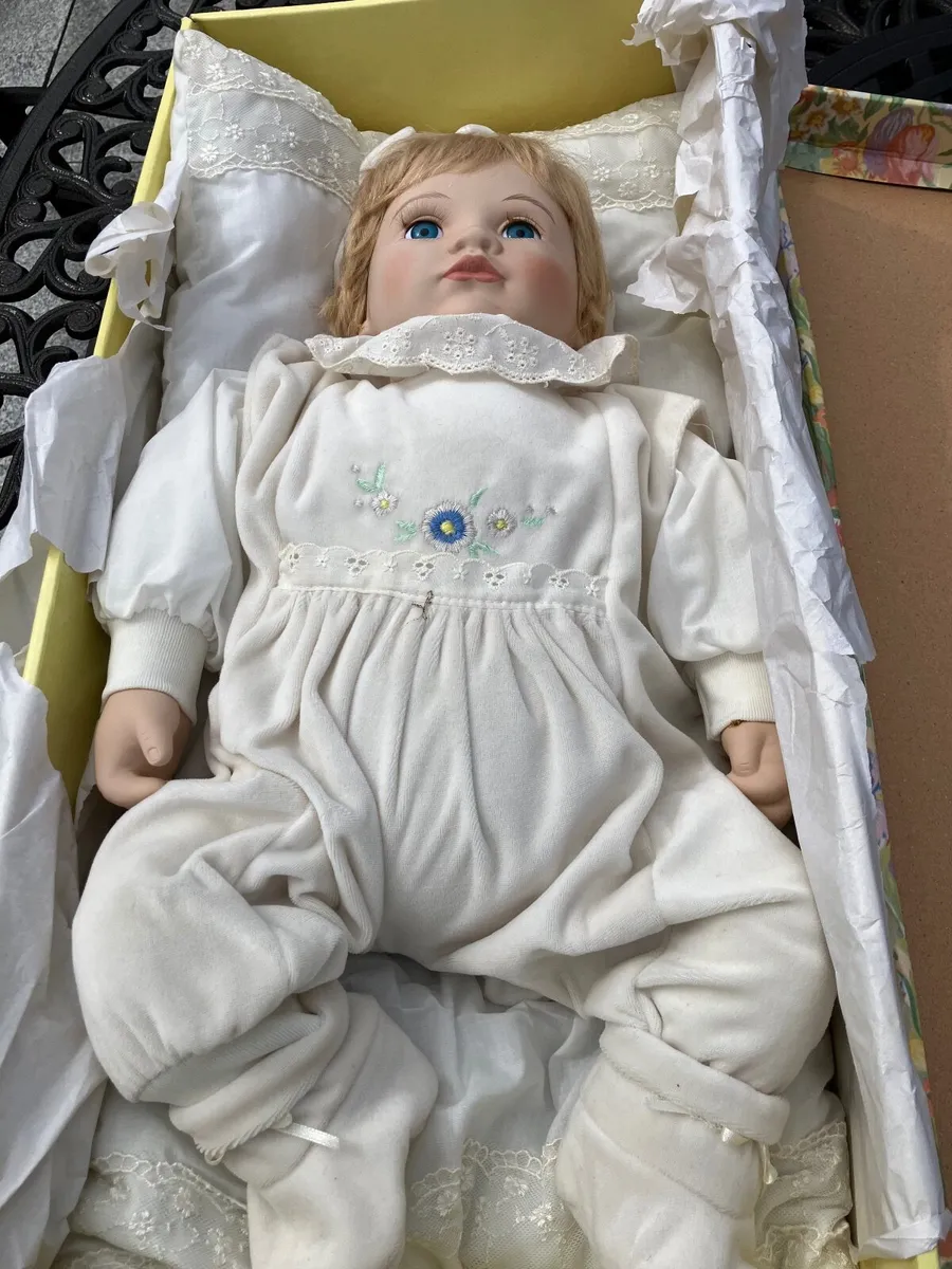 Knightsbridge porcelain dolls - Image 4