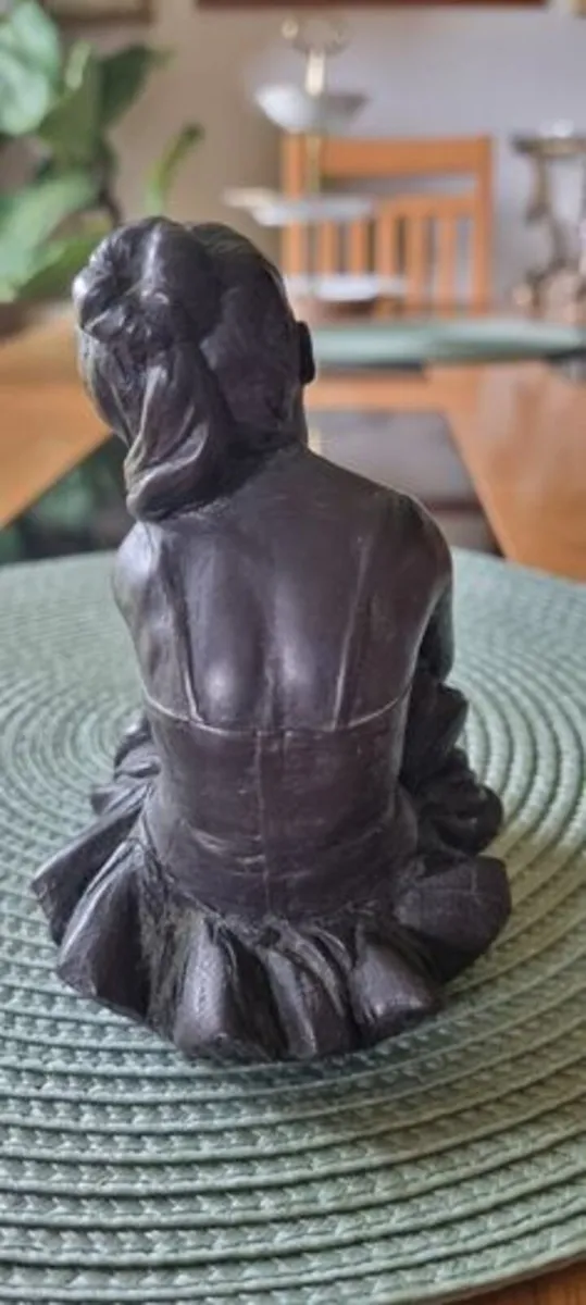 A small ballerina figurine - Image 4