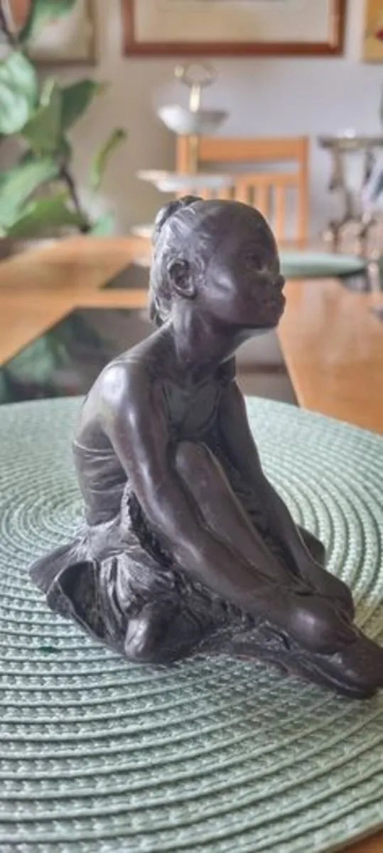 A small ballerina figurine - Image 2