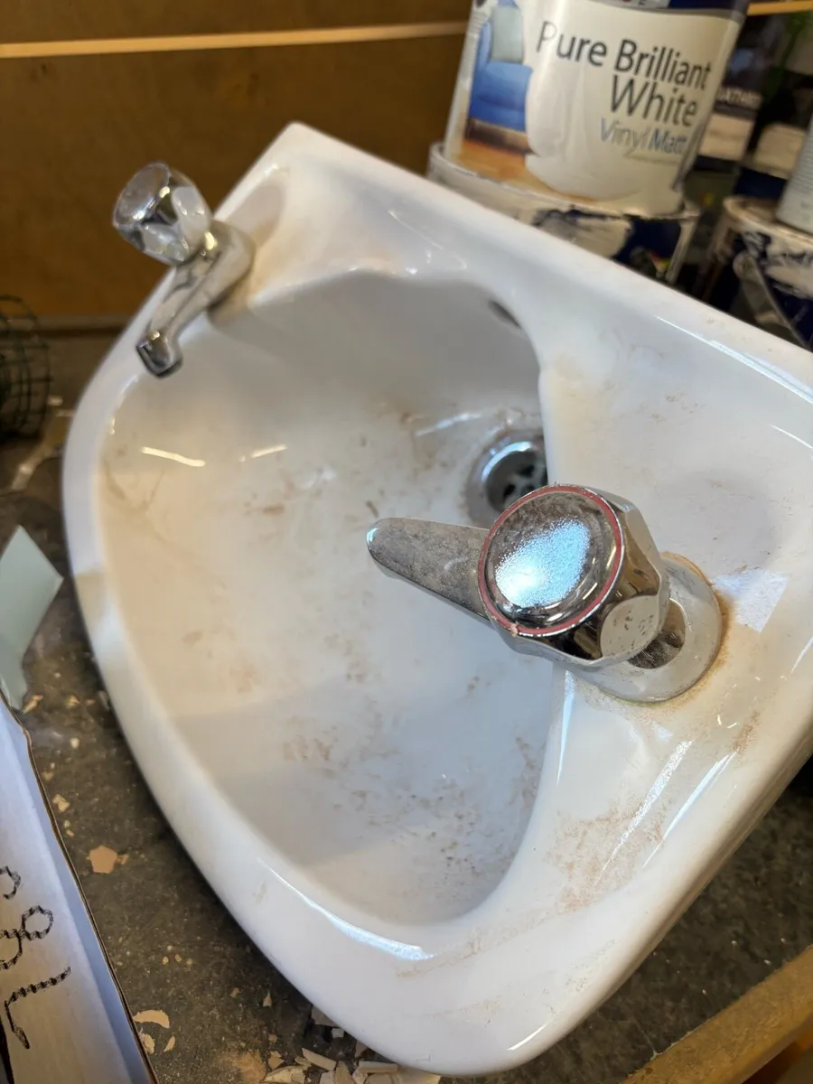 Bathroom sink - Image 1