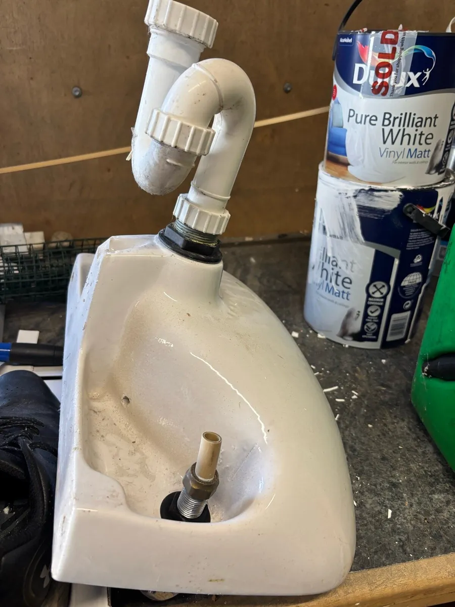 Bathroom sink - Image 3