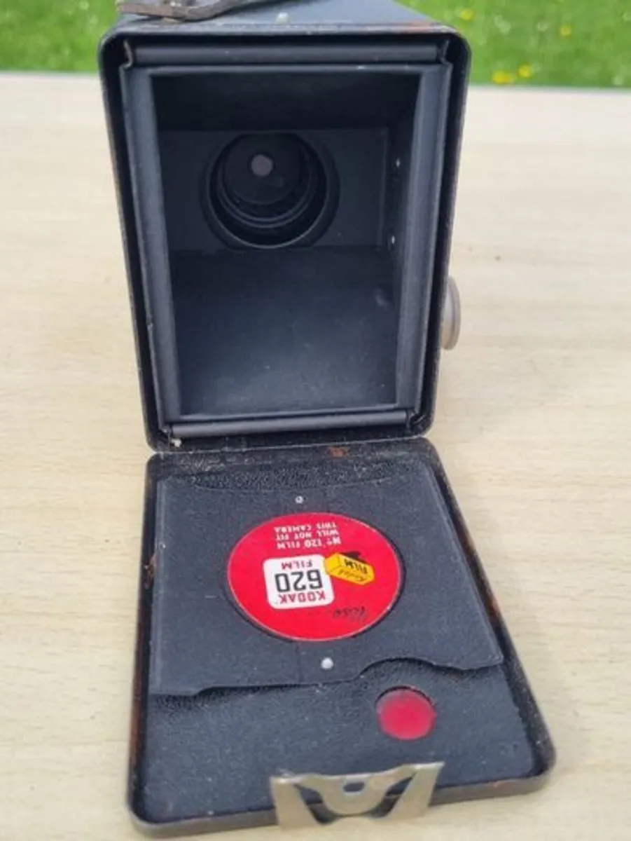 Vintage KODAK Box Brownie Six-20 Model C - Image 4