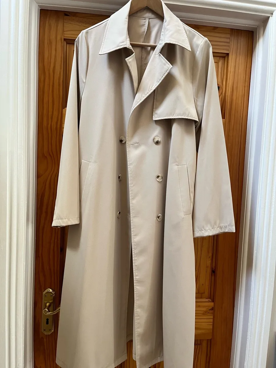 A light summer trench coat size 16 - Image 1