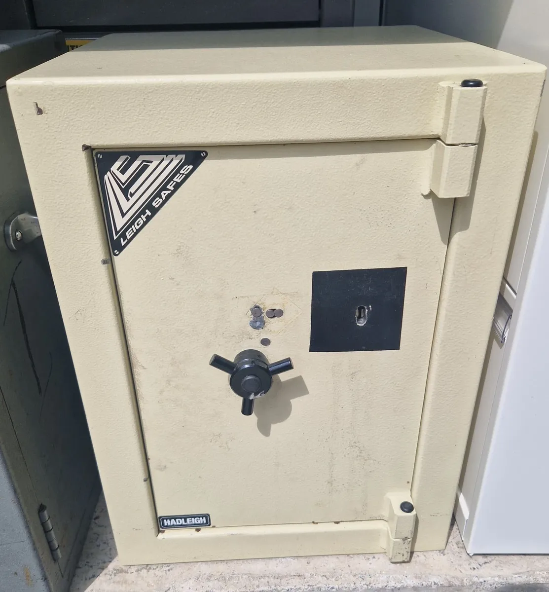 Leigh safe with 2 keys - Image 1