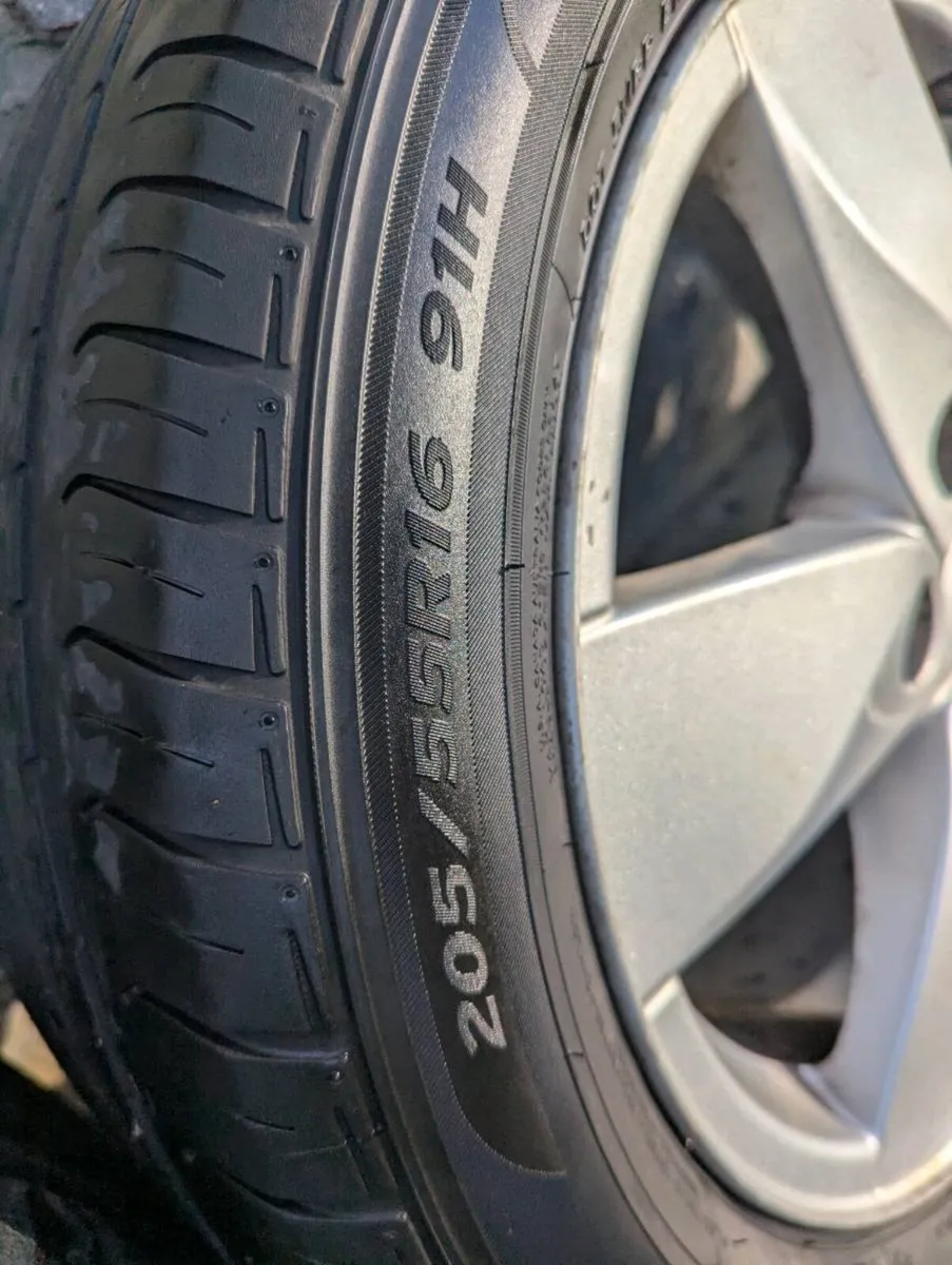 Renault Alloys 16 Inch set with Hankook tyres - Image 2