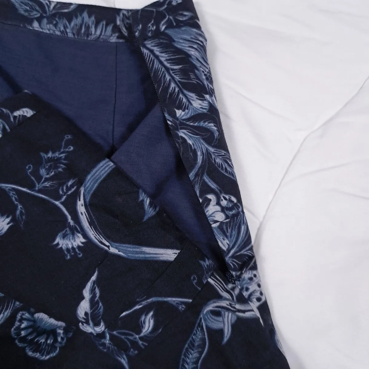 Karen Millen Navy White Floral Skirt 12UK/40EU - Image 3