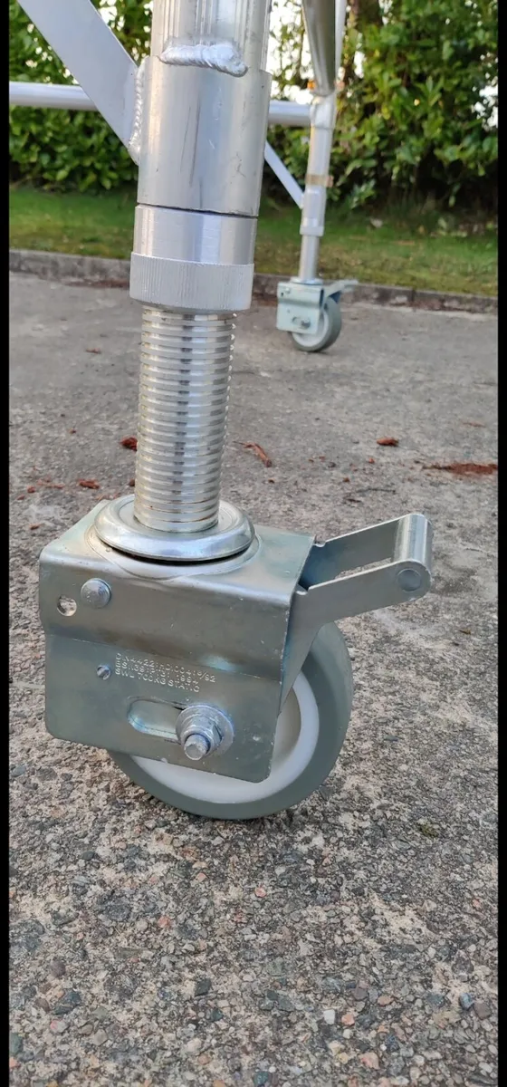 Aluminium scaffolding towers - Image 4
