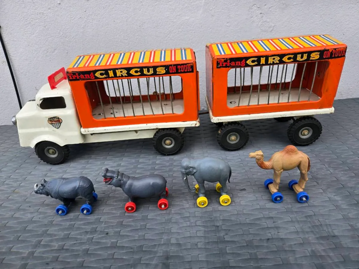 1950's Triang toy lorry + original 4 animals - Image 1