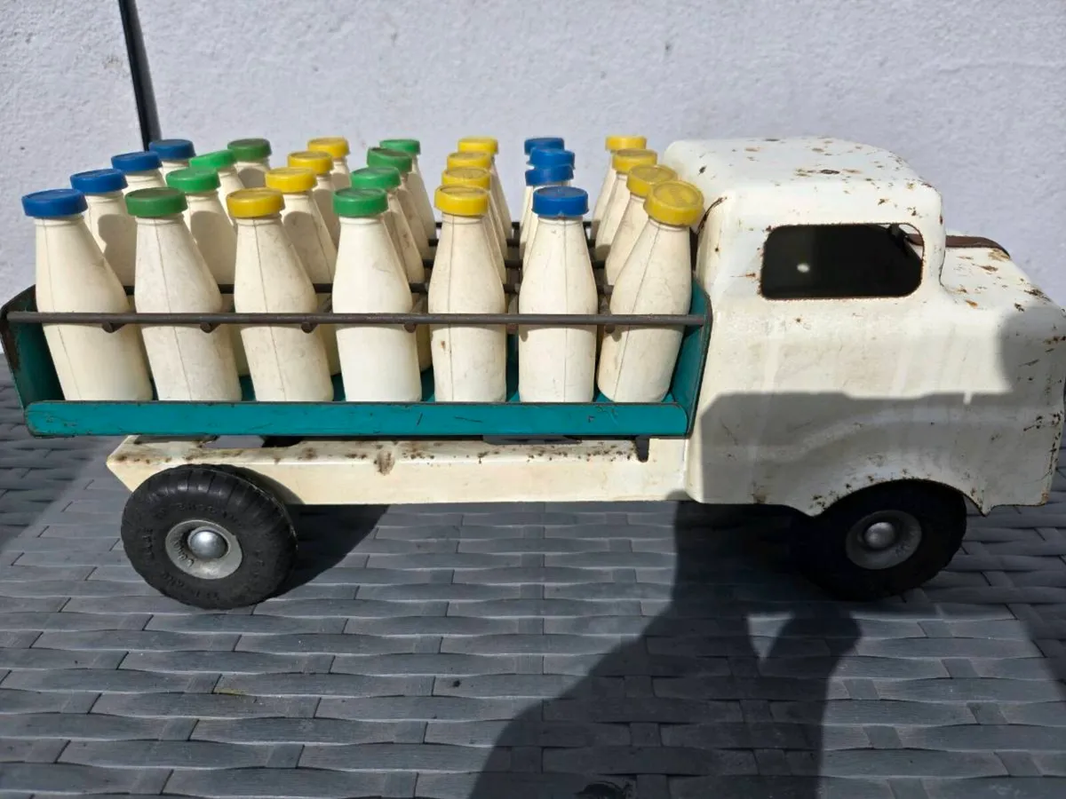 1950s Triang Milk Truck + Original bottles - Image 1