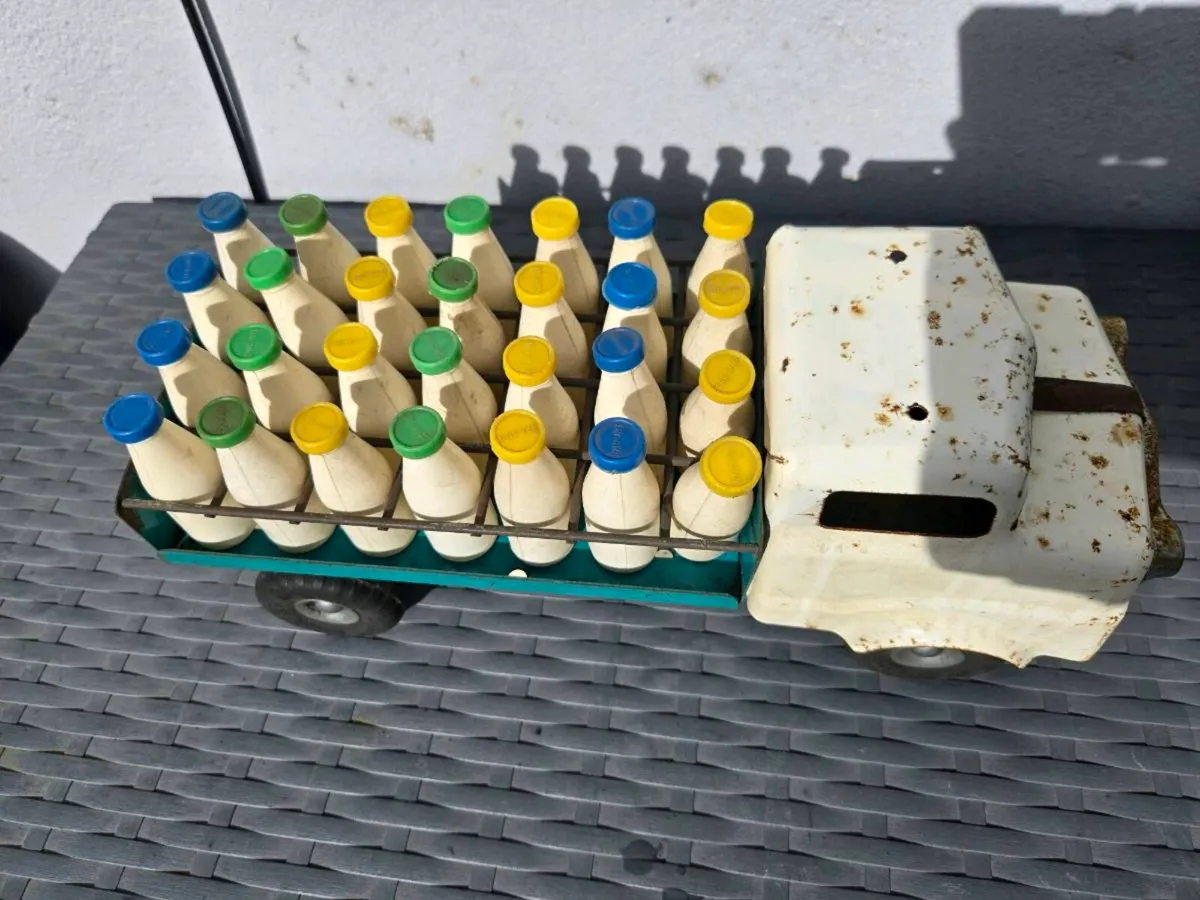 1950s Triang Milk Truck + Original bottles - Image 3