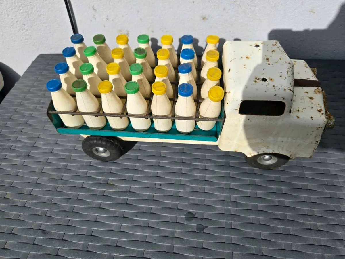 1950s Triang Milk Truck + Original bottles - Image 2