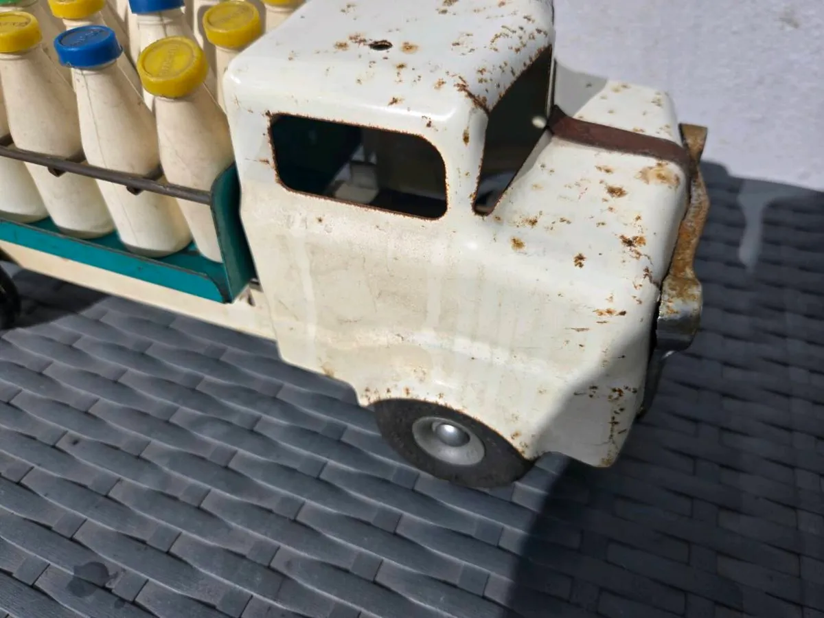 1950s Triang Milk Truck + Original bottles - Image 4