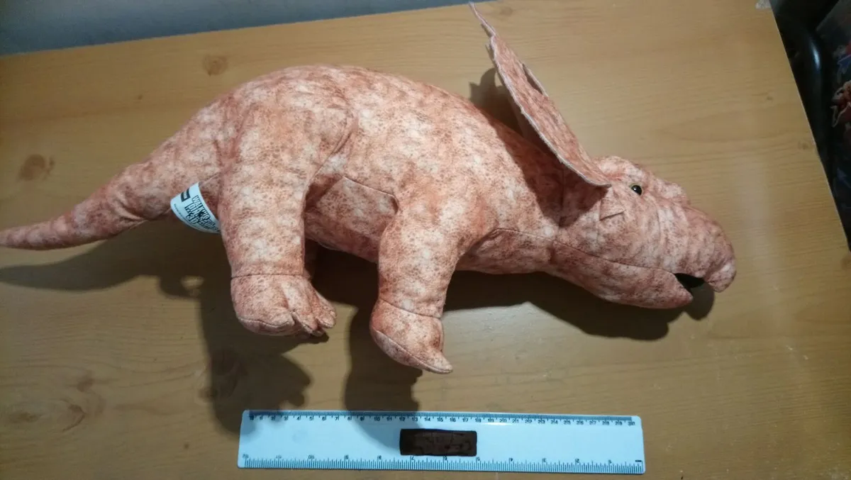 Large roaring dinosaur lizard godzilla triceratop - Image 1