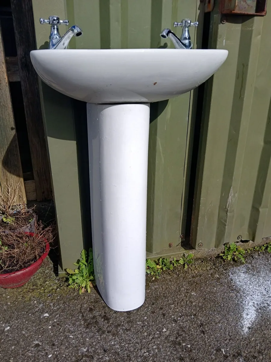 Bathroom suite - Image 4