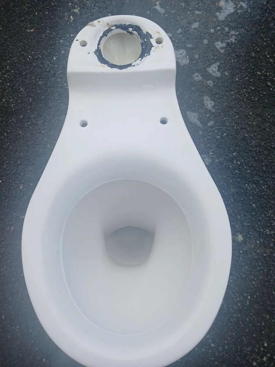 Toilet & wash basin - Image 4