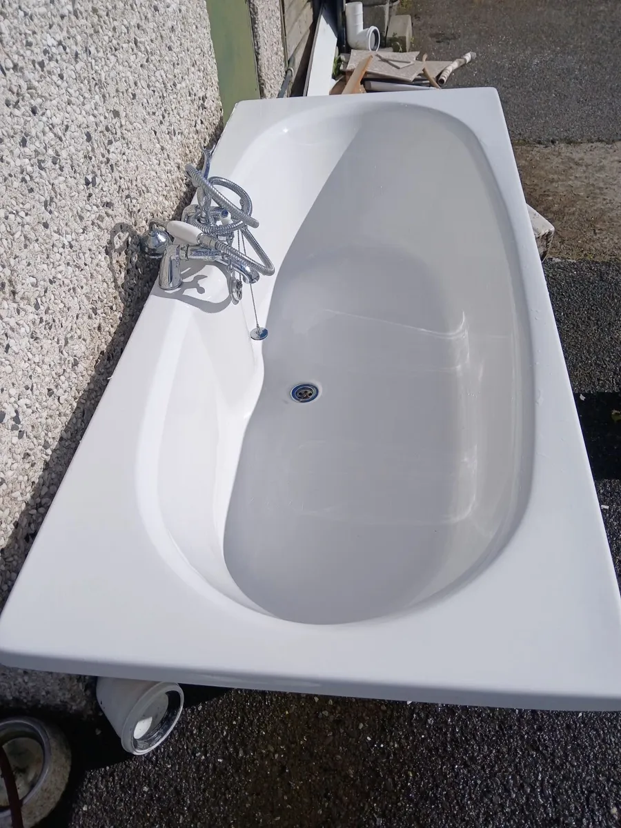 Bathroom suite - Image 1