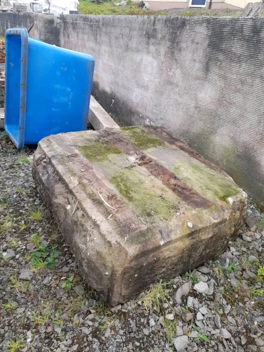 Large sandstone - Image 2