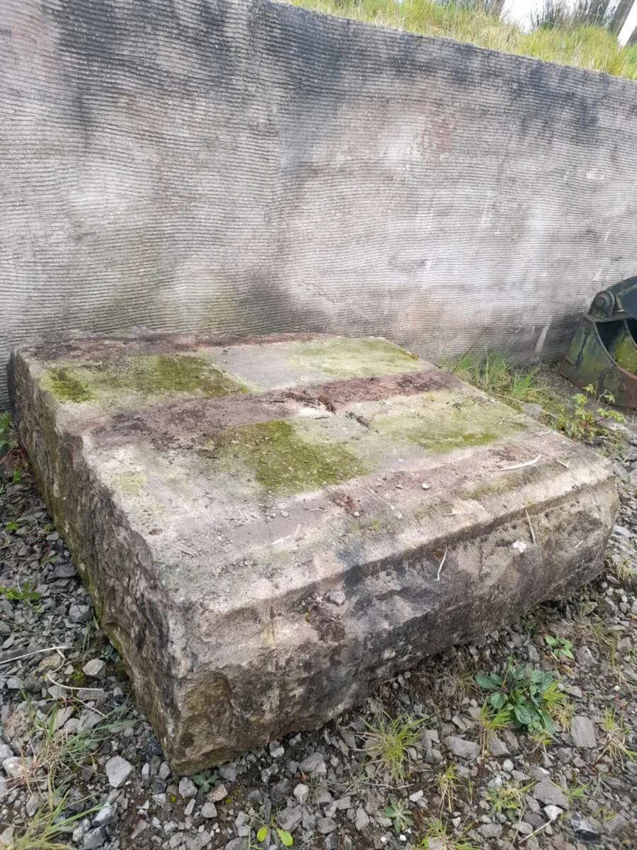 Large sandstone - Image 1