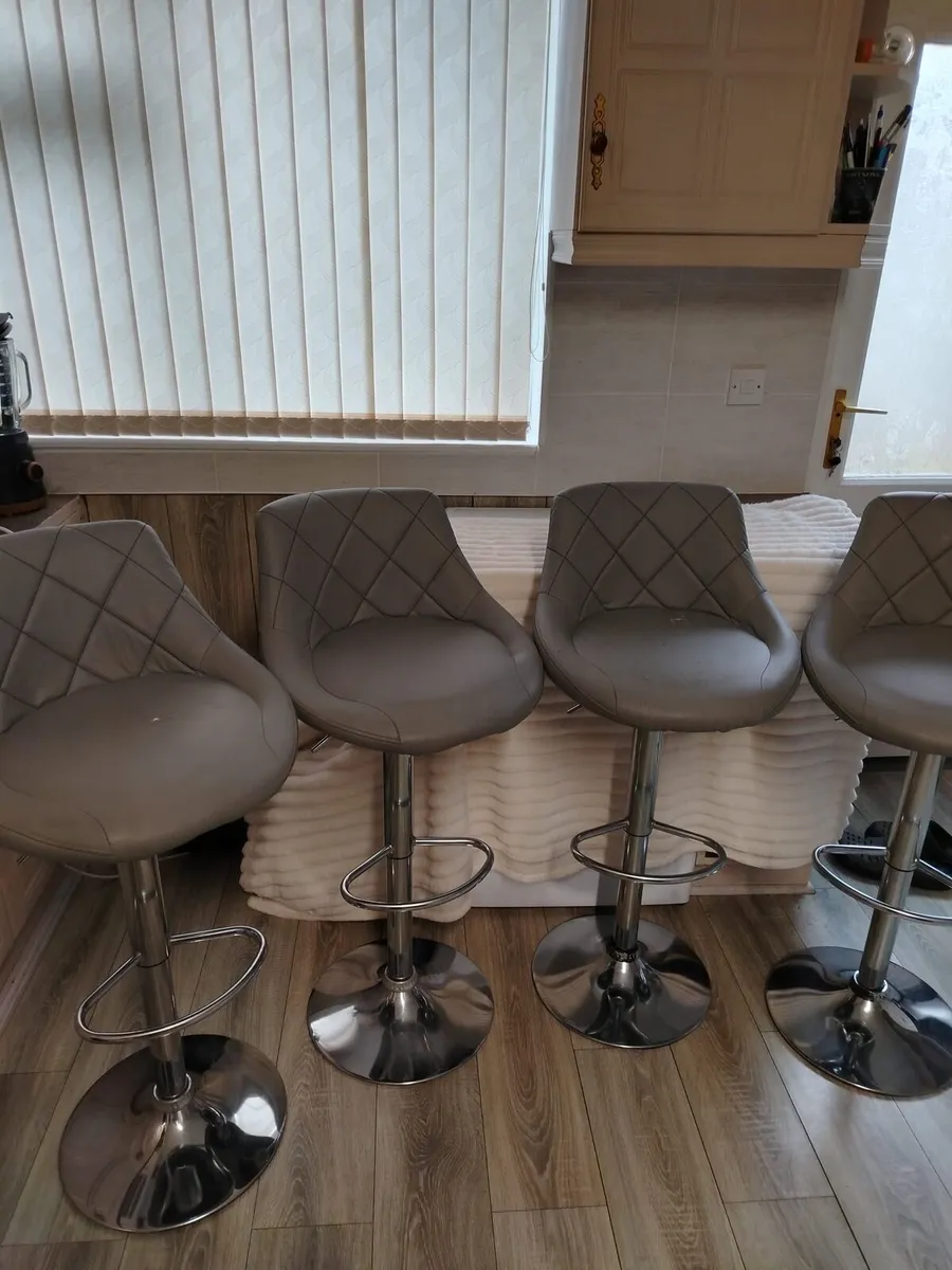Four kitchen bar stools - Image 1