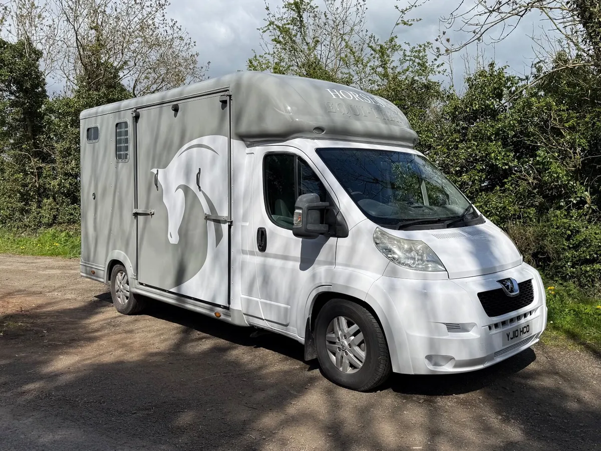 Equi-Trek Super Sonic 4T Horsebox - Image 1