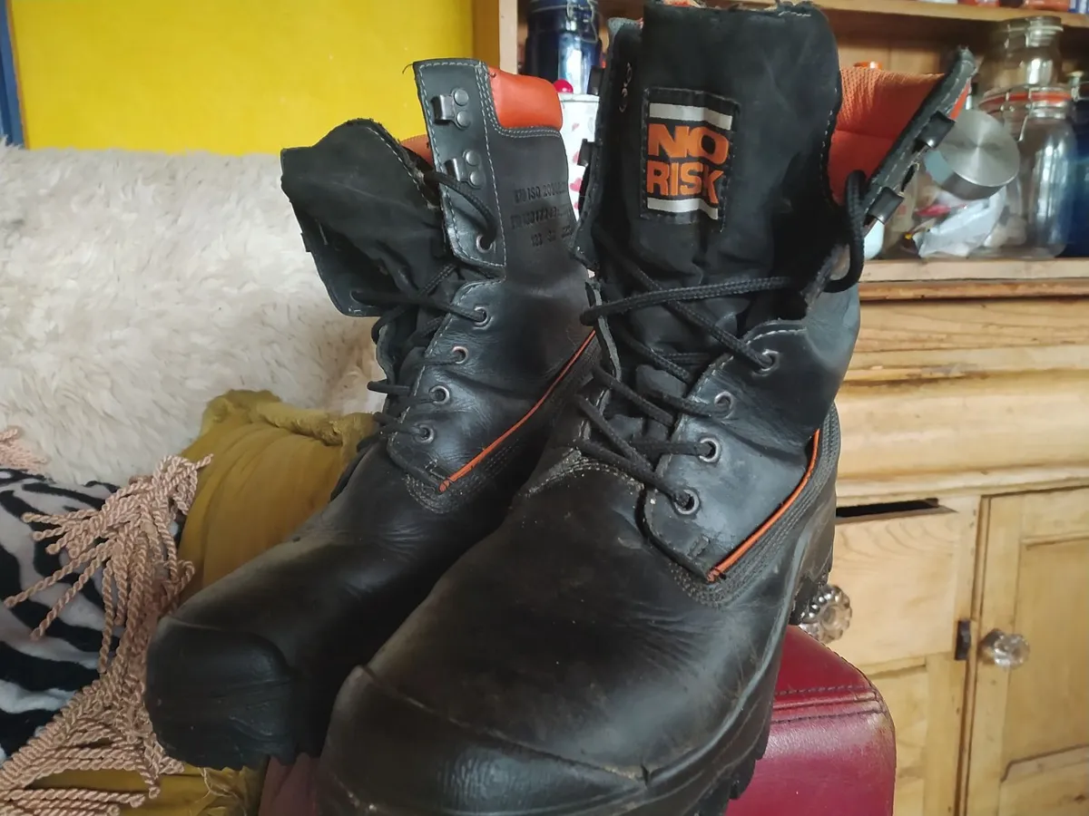 CHAINSAW BOOTS SIZE 9 NO RISK CLASS2 KEVLAR/ STEEL