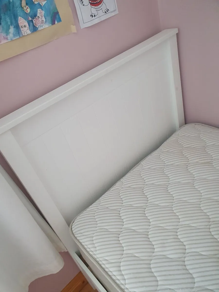 Single bed with matress - Image 1