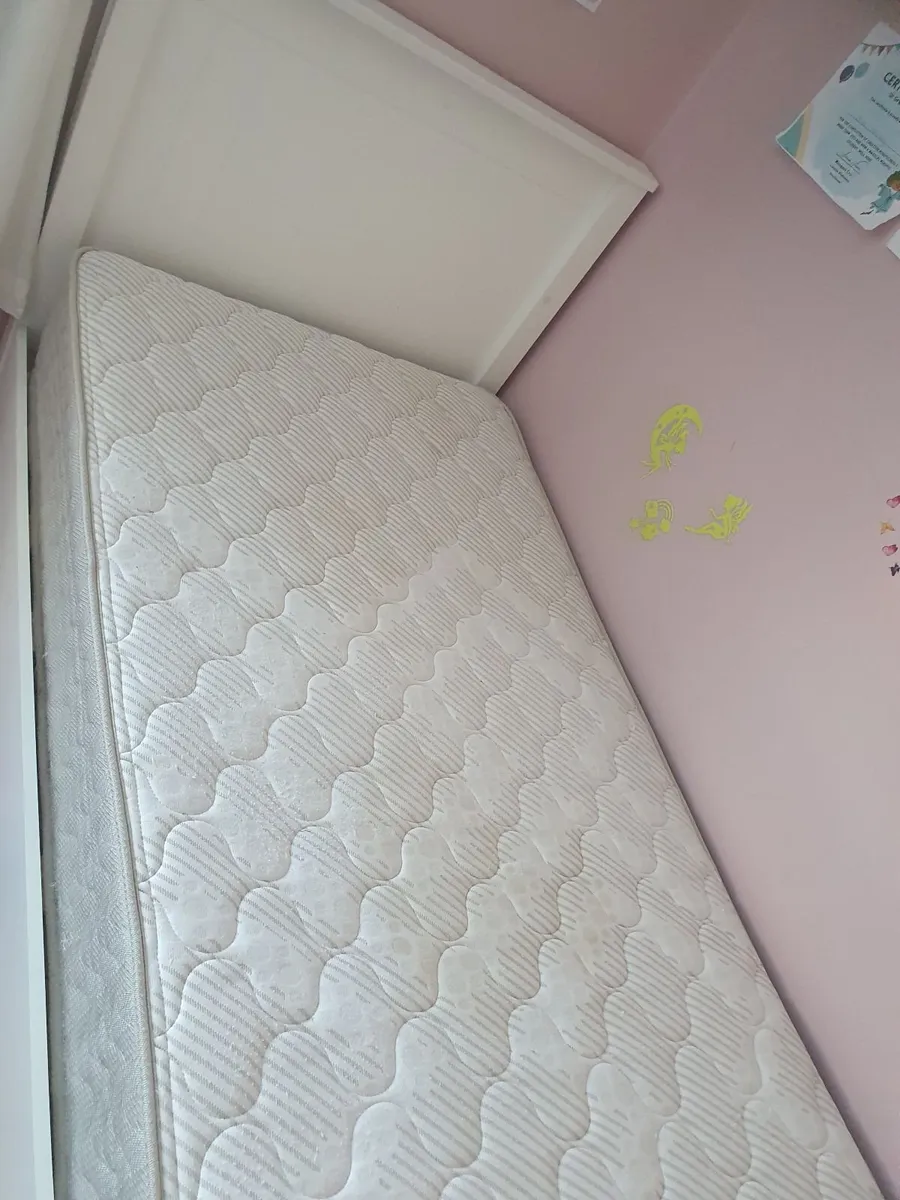 Single bed with matress - Image 3