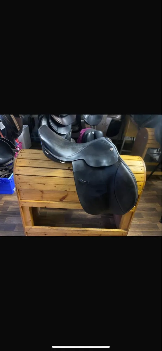 16.5 close contact jump Leather saddle - Image 1