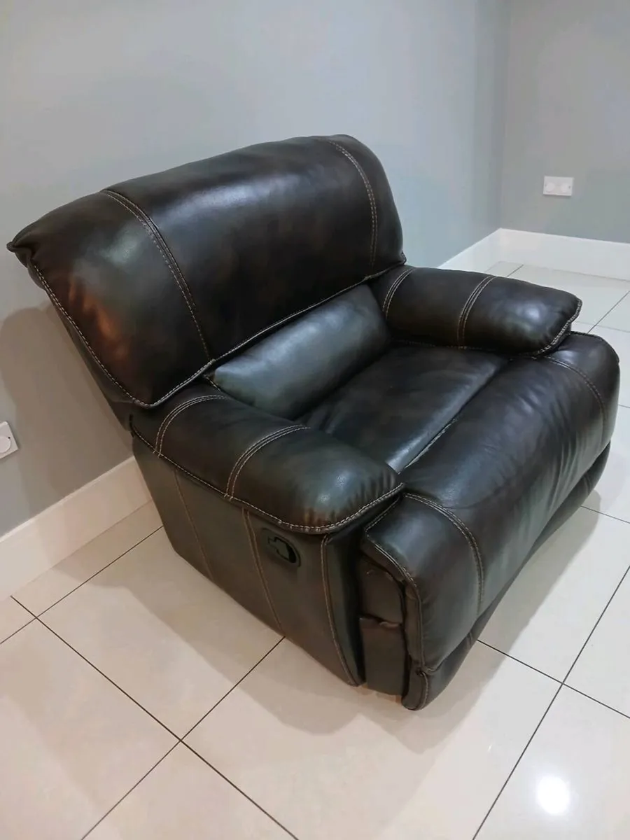 Couch and two armchairs - Image 1
