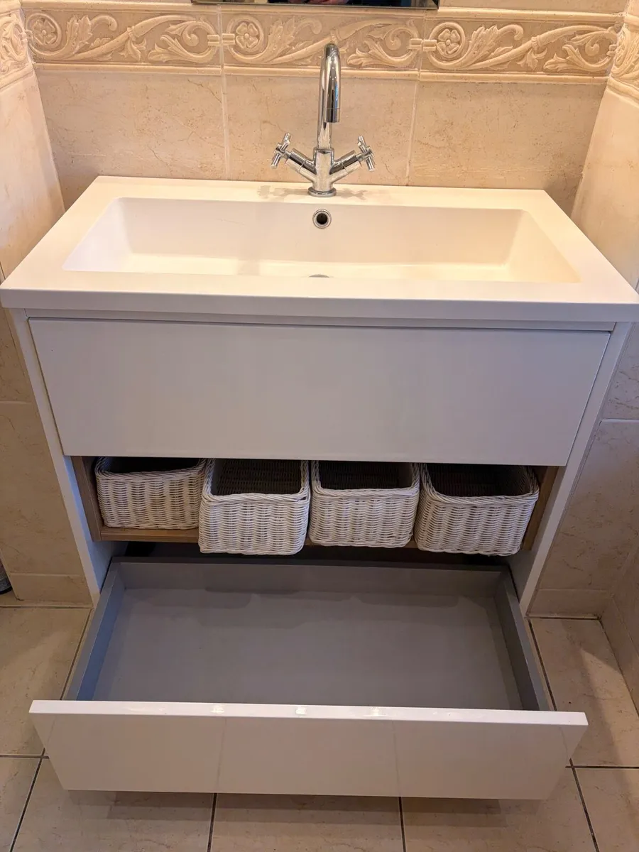 Bathroom sink pedestals - Image 1
