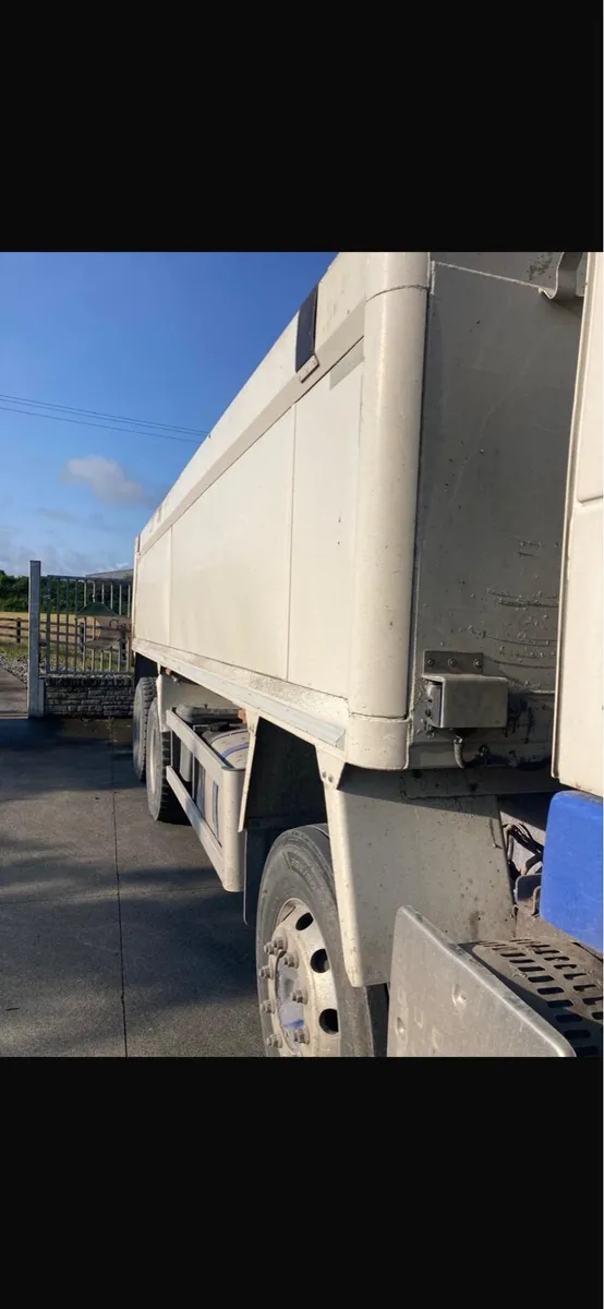 Volvo FM410 8x4 tipper - Image 2