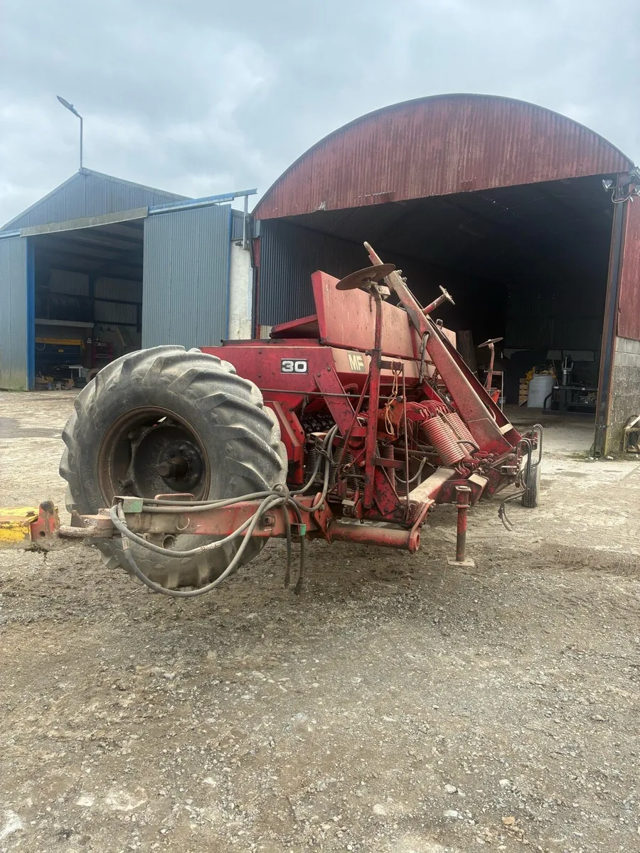 4 meter MF 30 corn sower - Image 1