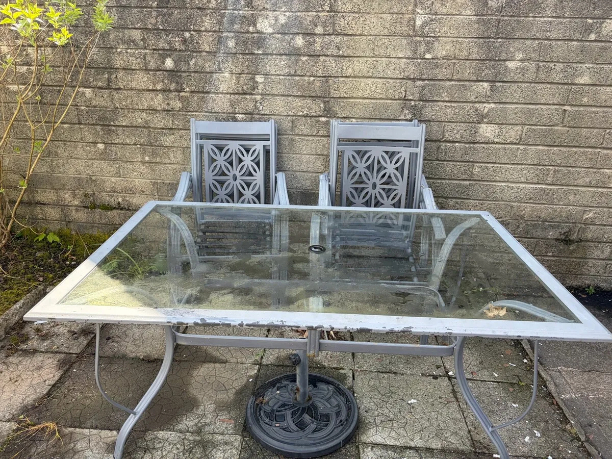 Garden table and chairs - Image 1