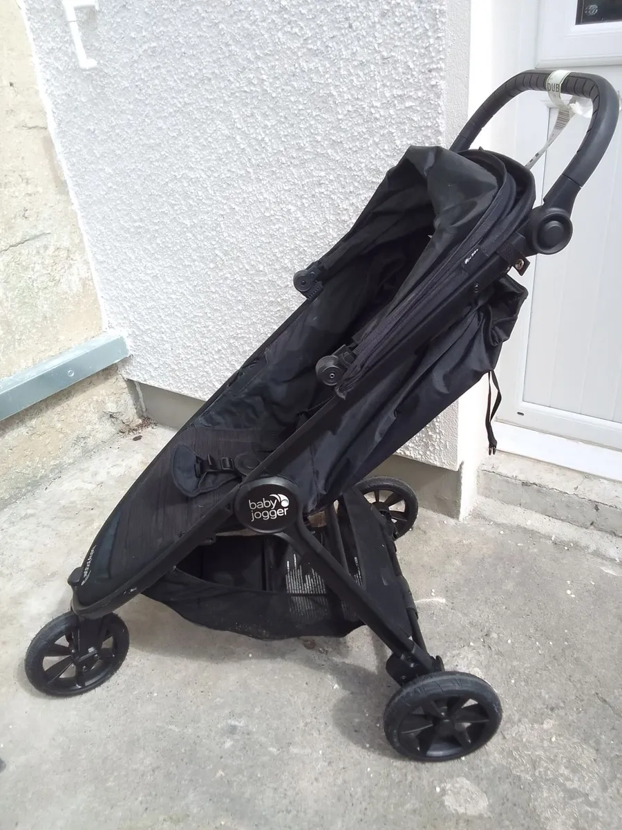 baby jogger  for sale (small tear in picture 2) - Image 3