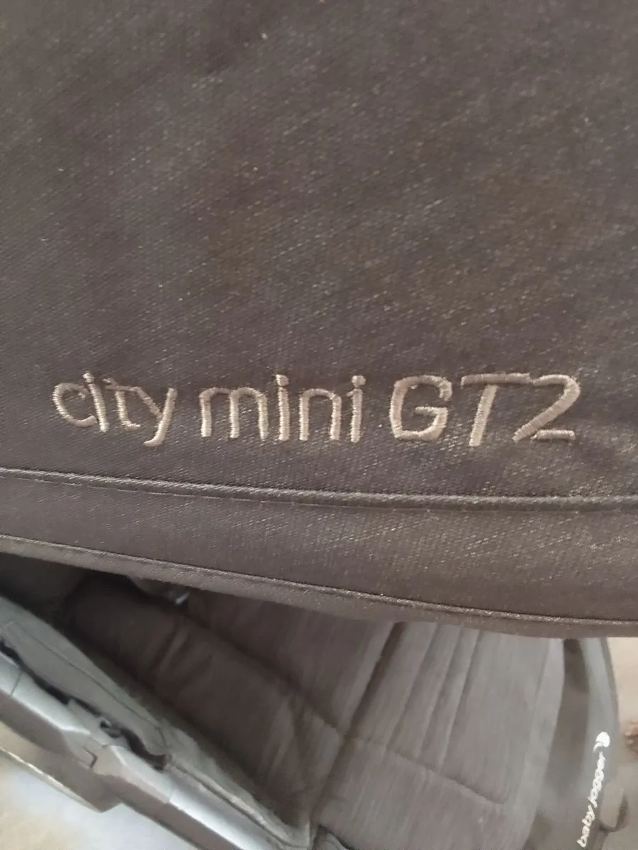 baby jogger  for sale (small tear in picture 2) - Image 4