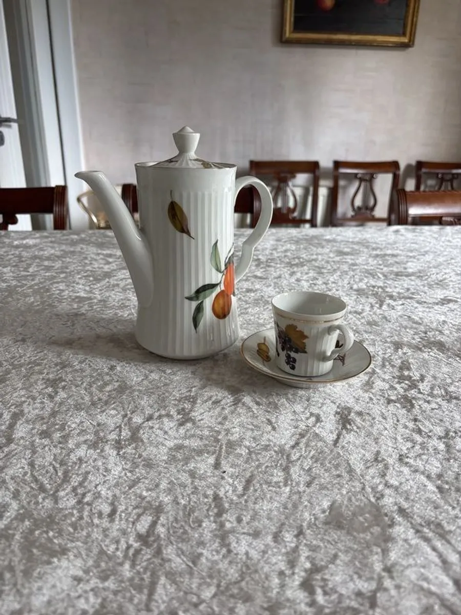 Royal Worcester Coffee set, 6 cups, saucers and coffee pot