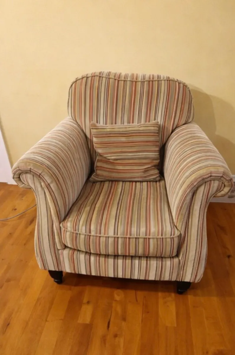 Stylish 3 Piece Suite - Excellent Condition - Image 3