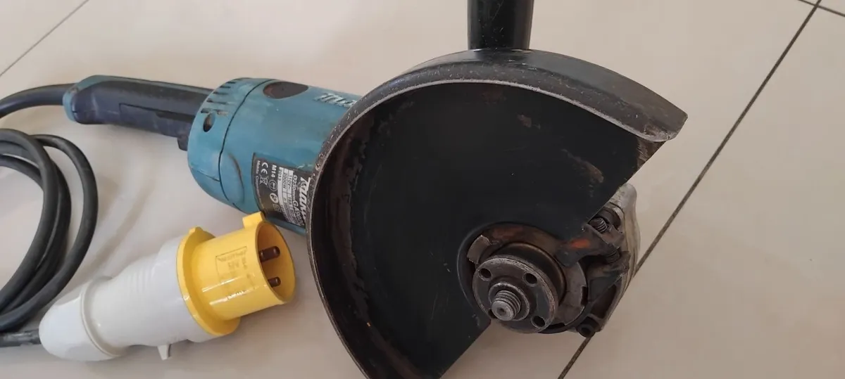 Makita GA9020 230mm 9" Angle Grinder 110v - Image 1