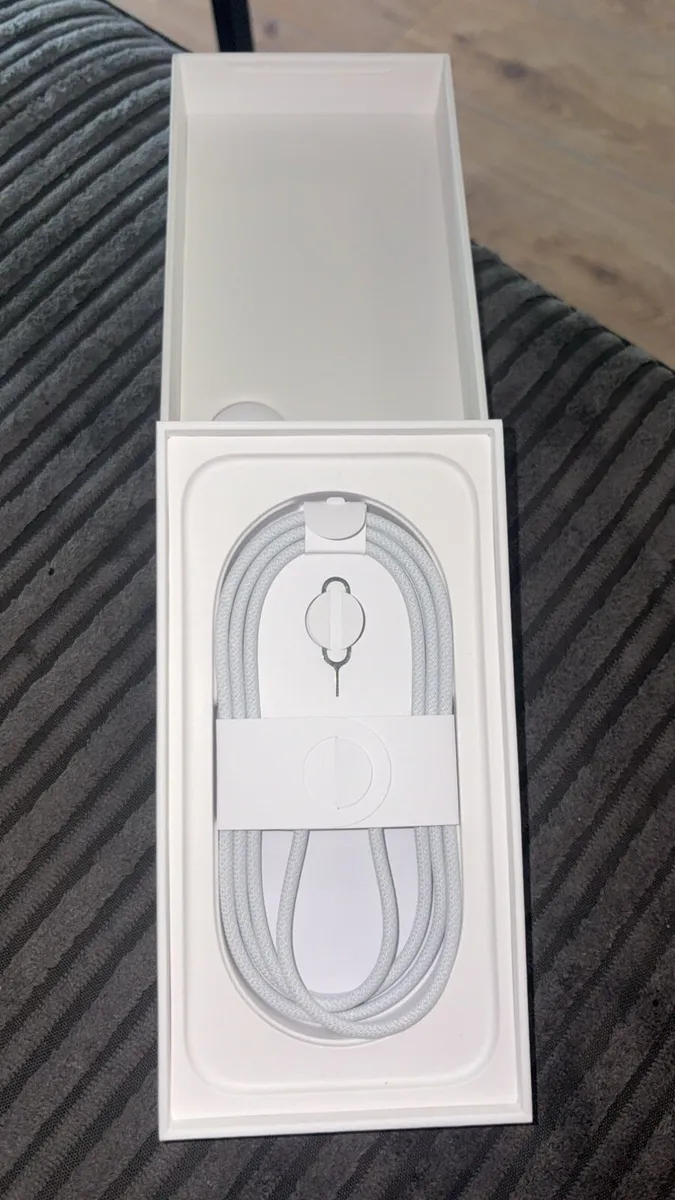 iPhone 16 pink - Image 4