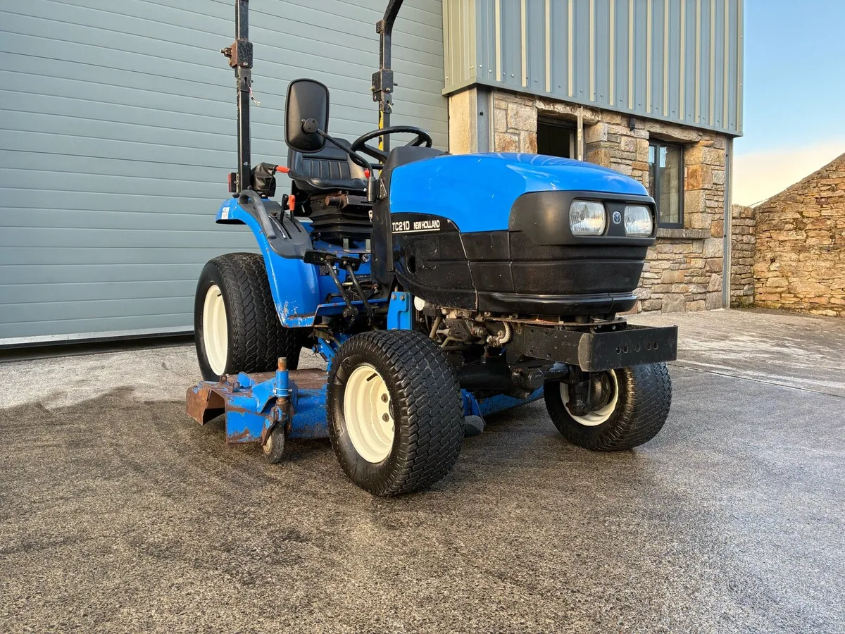 New Holland TC21D tractor mower & collector. Lawn - Image 2