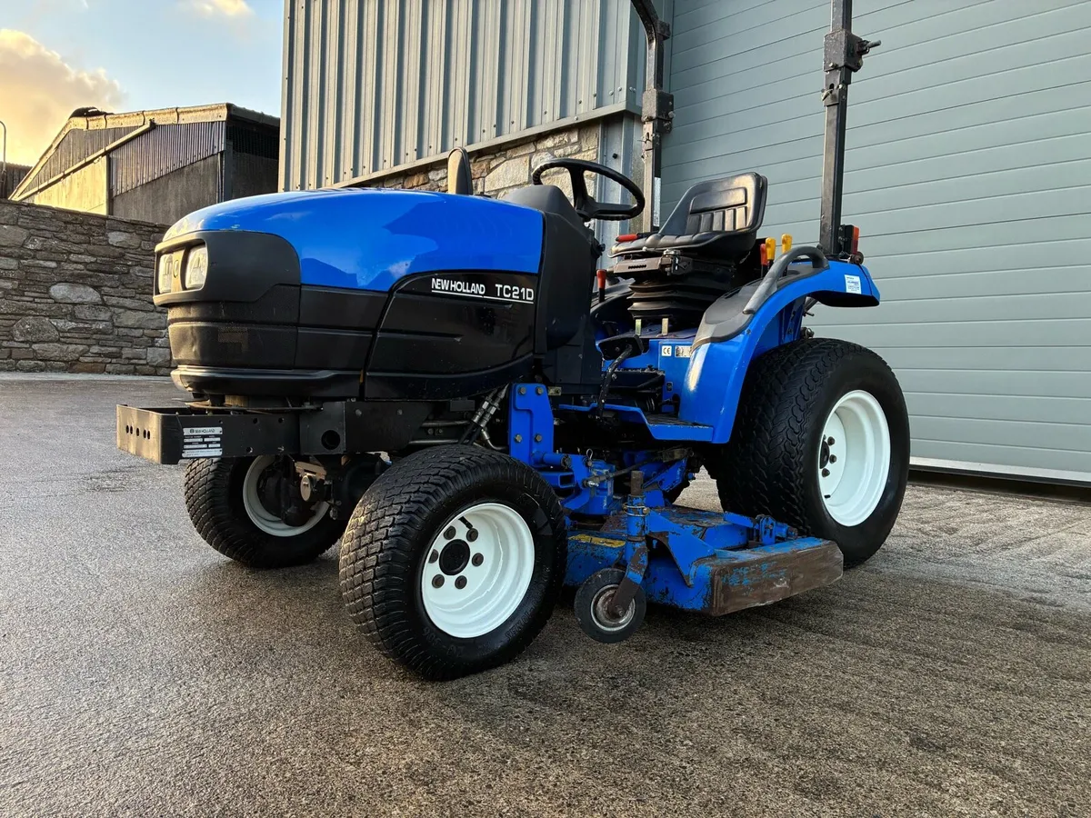 New Holland TC21D tractor mower & collector. Lawn - Image 1