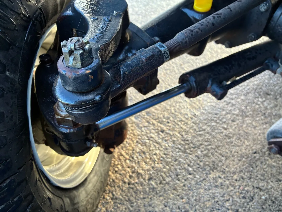 New Holland TC21D tractor mower & collector. Lawn - Image 4